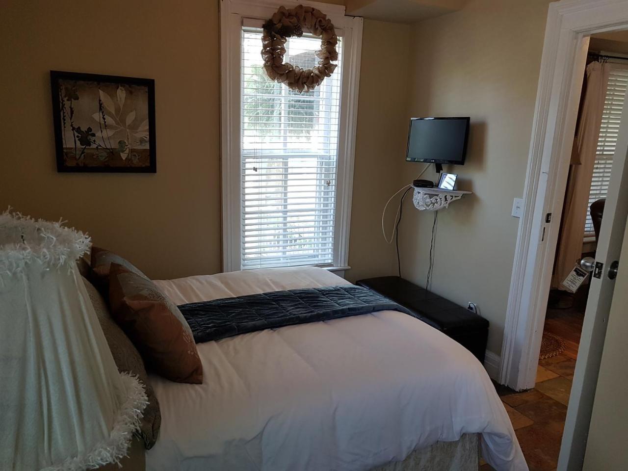 Hellemsfield Inn & Bed And Breakfast Kingsville ภายนอก รูปภาพ